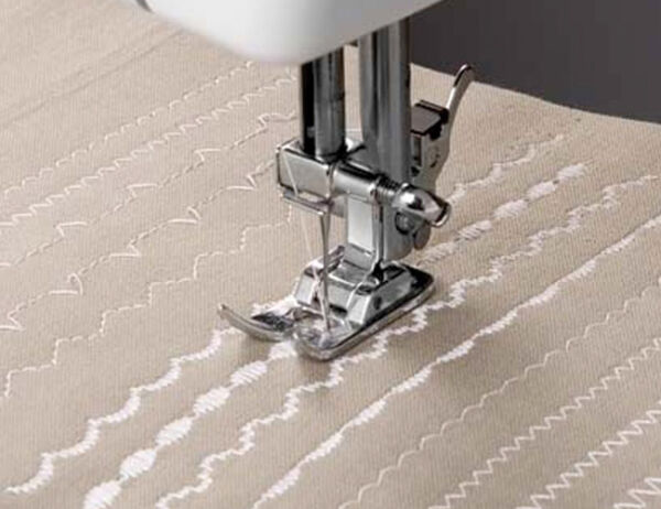 Máquina de Costura Doméstica Siruba HSM2212 Zigue-Zague Mecânica