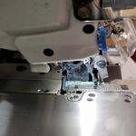 Máquina Interlock com Cortador de Correntinha e Levantador de Calcador Elétricos JIN