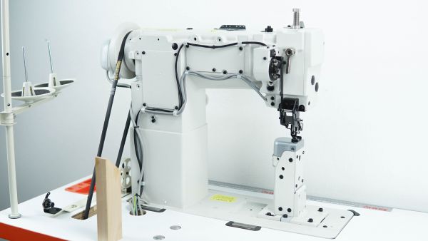 MÁQUINA DE COSTURA INDUSTRIAL COLUNA COM TRANSPORTE DUPLO