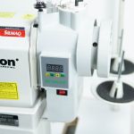 MÁQUINA DE COSTURA INDUSTRIAL COLUNA COM TRANSPORTE DUPLO