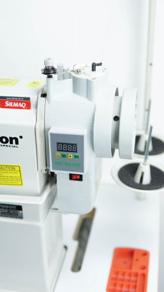 MÁQUINA DE COSTURA INDUSTRIAL COLUNA COM TRANSPORTE DUPLO