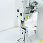 MÁQUINA DE COSTURA INDUSTRIAL COLUNA COM TRANSPORTE DUPLO