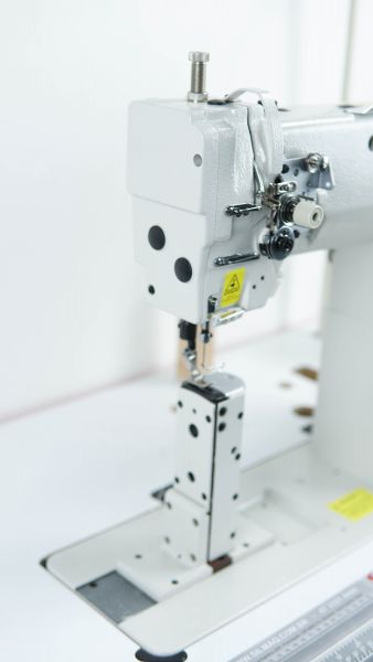 MÁQUINA DE COSTURA INDUSTRIAL COLUNA COM TRANSPORTE DUPLO