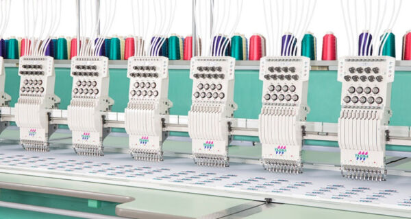 Máquina de bordar TAJIMA de 12 cabeças | Plana com 9 cores