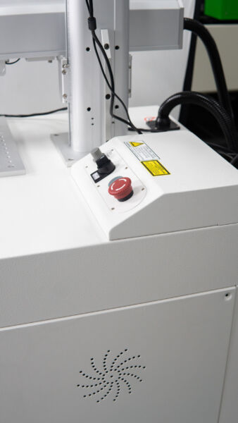 MÁQUINA DE GRAVACAO GALVANOMÉTRICA LASER FIBRA COM ESTANTE E COMPUTADOR