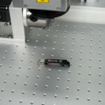 MÁQUINA DE GRAVACAO GALVANOMÉTRICA LASER FIBRA COM ESTANTE E COMPUTADOR