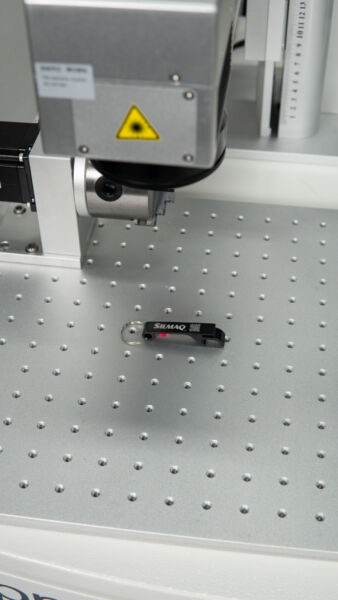 MÁQUINA DE GRAVACAO GALVANOMÉTRICA LASER FIBRA COM ESTANTE E COMPUTADOR