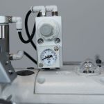 MÁQUINA DE COSTURA COBERTURA CILÍNDRICA C/ REFILADOR E CONTROLE DE PRESSÃO DO CALCADOR