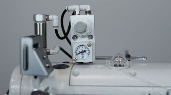 MÁQUINA DE COSTURA COBERTURA CILÍNDRICA C/ REFILADOR E CONTROLE DE PRESSÃO DO CALCADOR