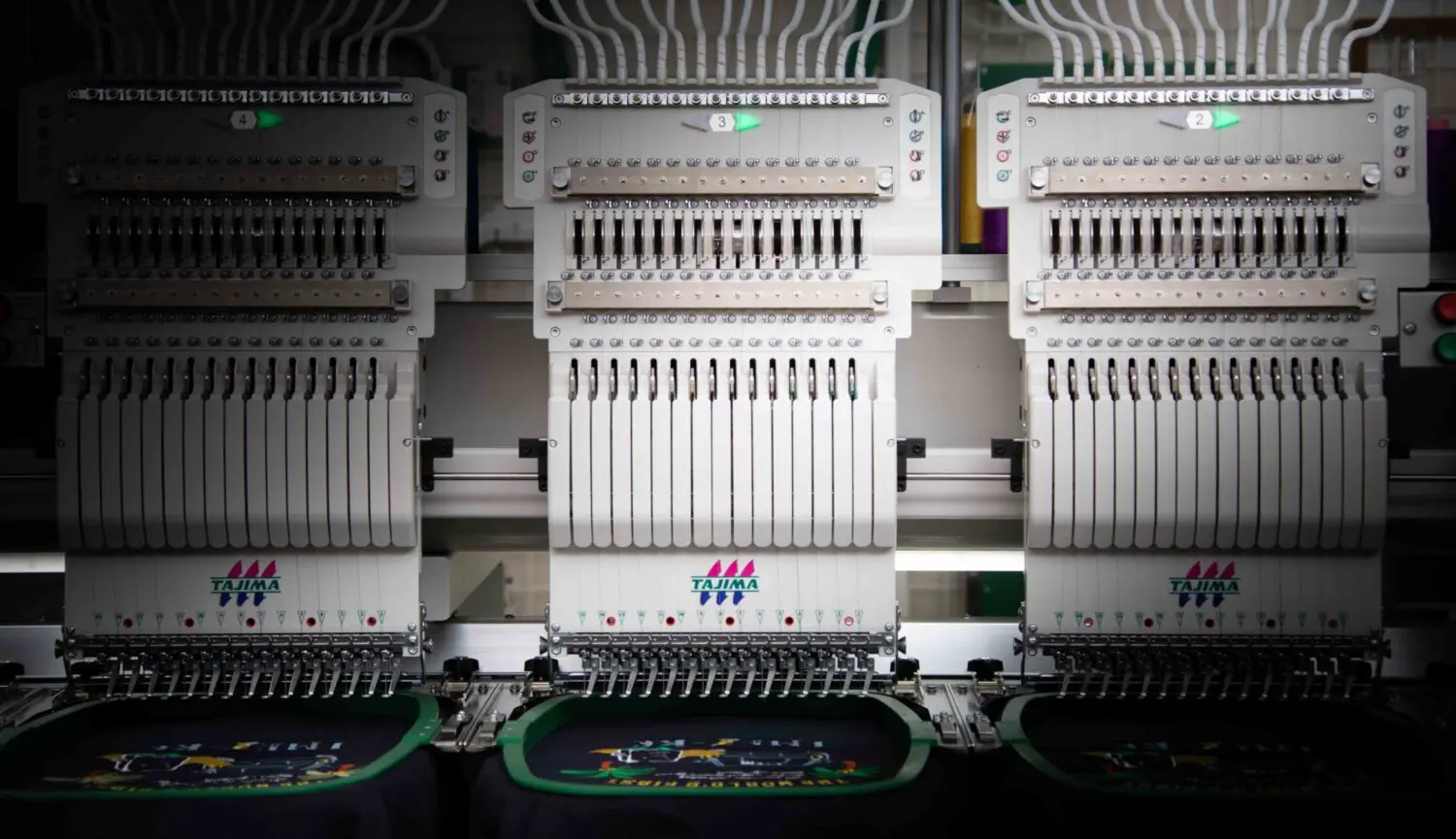 Máquina de bordar industrial Tajima TMEZ-KC com tecnologia i-TM