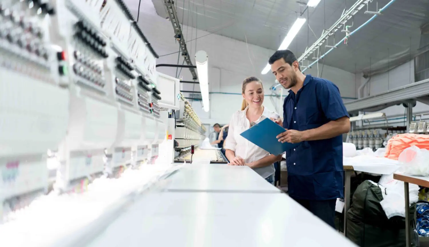 Máquina de bordar industrial Tajima TMEZ-KC com tecnologia i-TM